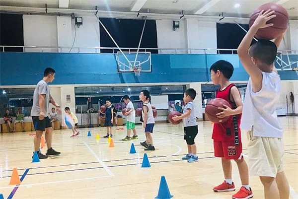 如何在封闭训练中培养篮球战术意识_1